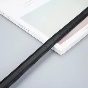 Ceinture fine minimaliste pour femme en cuir de vachette, lanière noire élégante avec coutures soignées.