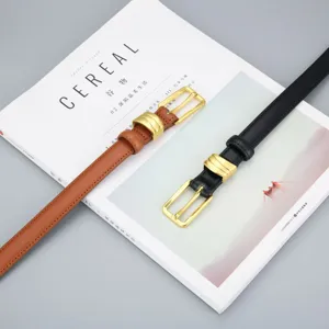 Ensemble de ceintures fines en cuir pour femmes au design minimaliste avec boucle métal élégante.