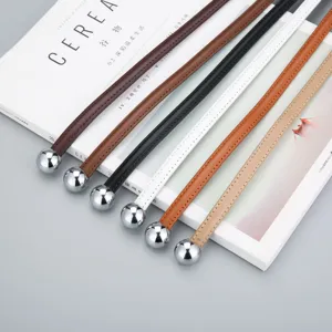 Ceinture fine minimaliste en cuir pour femme avec boule en métal, accessoire de taille polyvalent.