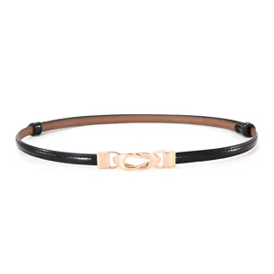 Ceinture fine en cuir noir pour femme avec boucle métallique élégante pour robes et quotidien