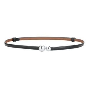 Ceinture fine en cuir pour femme avec boucle métallique élégante pour robe et taille.