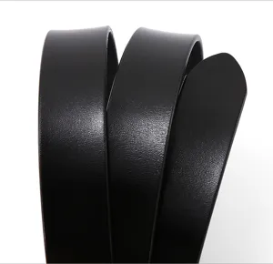 Vue détaillée d'une ceinture en cuir noir classique, texture lisse et design épuré.
