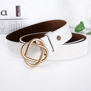 Ceinture pour femme en cuir blanc avec boucle géométrique dorée élégante pour tenues chic.