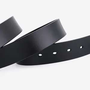 Cintura in vera pelle nera arrotolata, con texture liscia e fori di perforazione puliti.