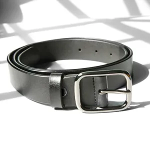 Dames leren riem met stijlvolle zilverkleurige vierkante doorngesp voor dagelijks.
