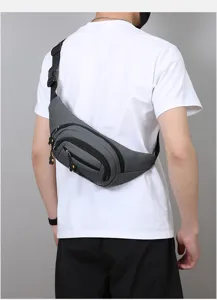 Vue détaillée du sac de poitrine gris imperméable à plusieurs couches porté en bandoulière.