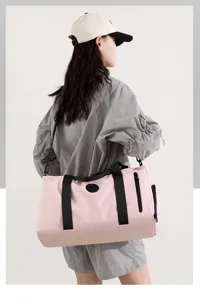 Sac de voyage rose pour le sport et les voyages, grande capacité avec bandoulière.