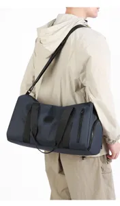 Vue détaillée du grand sac de voyage étanche de sport avec bandoulière pour le fitness et loisirs.