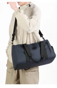 Vue détaillée du grand sac de voyage imperméable avec séparation humide et sèche.
