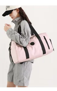 Grand sac de voyage et de sport rose de grande capacité pour le fitness, en détail.