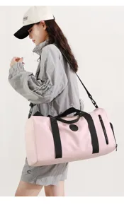 Grand sac de voyage rose pour le sport, la salle et les courts séjours avec une bandoulière.