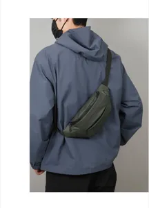 Stijlvolle waterdichte nylon borsttas voor heren, lichte crossbody rugzak voor buiten.
