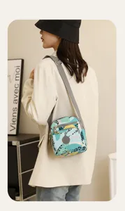 Sac bandoulière élégant pour femme en nylon avec imprimé abstrait multicolore et sangle.