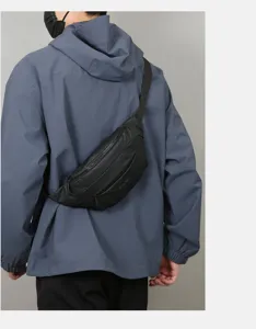 Gedetailleerd overzicht van zwarte waterdichte borsttas voor outdoor sport en vrije tijd.