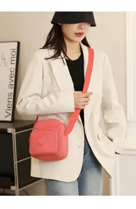 Sac bandoulière décontracté en nylon pour femme, élégant sac rose avec poche avant.