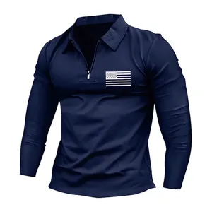 Vista dettagliata della polo a maniche lunghe blu scuro con colletto con zip e stampa.