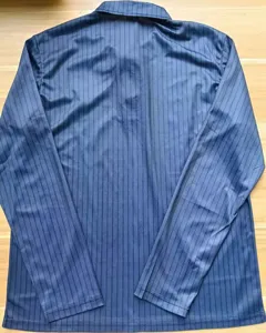 Détail de polo à manches longues rayé bleu pour homme montrant le col et le tissu.