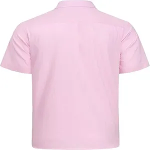 Rückansicht Detail des lässigen einfarbigen rosa Herren Kurzarm Hemdes für den Sommer.