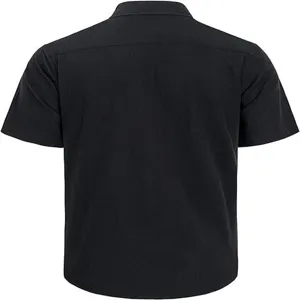 Rückansicht eines schlichten schwarzen Kurzarm-Freizeithemds für Herren im Sommeralltag.