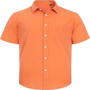 Orangenes Kurzarm-Hemd mit Brusttasche, klassischem Kragen und weißen Knöpfen.