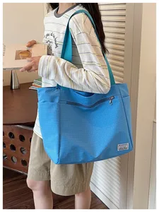 Sac cabas a motif grille bleu clair pour femmes, sac porte epaule decontracte avec poche zippee.