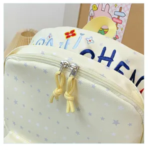 Zaino casual giallo chiaro con stampa di stelle vista dettagliata, stile ragazza carina borsa.