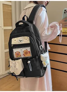 Vue détaillée du sac à dos noir décontracté avec une poche transparente capybara et un charm.