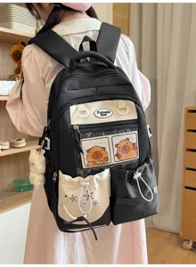 Vue détaillée d'un sac à dos scolaire mignon avec poche transparente et pendentif d'ours.