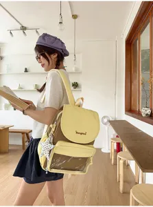 Vue détaillée du sac à dos universitaire jaune lait dans un café chaleureux, cartable stylé