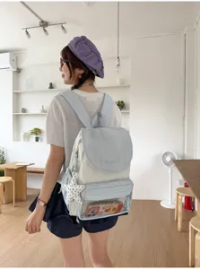 Vue détaillée du joli sac à dos de style collège avec poche transparente et pendentif étoile.