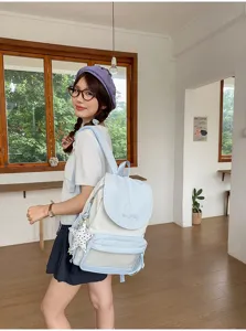Joli sac à dos style collège à rabat en bleu pastel et crème pour les étudiants.