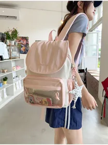 Vue détaillée du joli sac à dos d'école à rabat doux, idéal pour les déplacements quotidiens.
