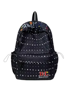 Zaino casual nero con motivo a stelle, tasca frontale e ricamo per viaggi e uso quotidiano.