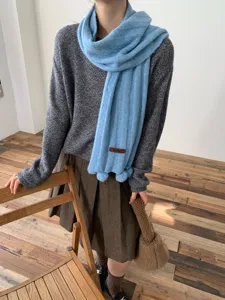 Écharpe d'hiver unie en tricot style coréen avec pompon, douce et chaude pour femme élégante.
