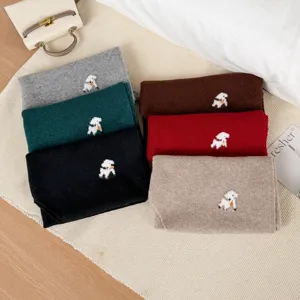 Écharpe en tricot mélange de laine douce avec broderie chien, accessorio chic pour hiver.