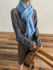 Écharpe d'hiver en tricot uni de style coréen chaud avec de jolis pompons pour femmes.