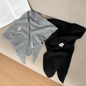 Écharpe châle tricotée en mélange de laine minimaliste pour femme style d'hiver confortable.