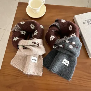 Gezellige gebreide sjaal detail, zachte winterwarmte met schattig bloemenpatroon voor dagelijks.