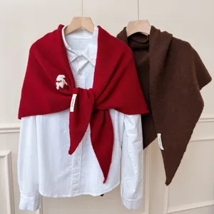 Écharpe châle en tricot mélange de laine confortable et chemise blanche, style hiver chic.