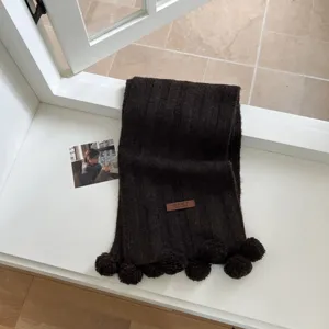 Écharpe d'hiver tricotée unie de style coréen pour femmes avec pompons mignons et étiquette en cuir.
