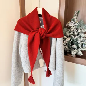 Écharpe triangle rouge en laine avec franges, châle d'hiver confortable et élégant accessoire.