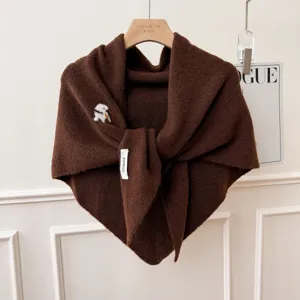 Châle en tricot marron confortable pour femme, écharpe triangulaire automne hiver avec patch.