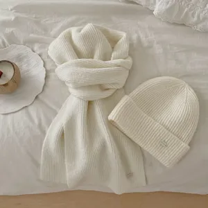 Ensemble écharpe et bonnet en tricot blanc confortable pour automne hiver, texture douce.