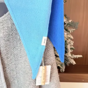Foulard triangulaire en laine bleue douce, mini chale d'automne hiver confortable pour femmes.