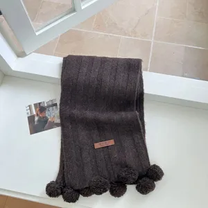 Écharpe tricotée unie de style coréen avec de jolis pompons pour l'automne et l'hiver.