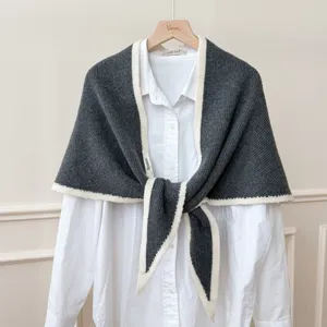 Châle triangulaire en tricot à bordure blanche, élégant chauffe-cou d'hiver gris.