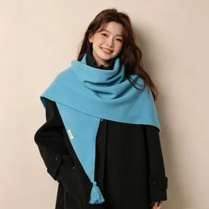 Écharpe triangulaire en laine bleue avec franges, design coréen élégant mode d'hiver chic.