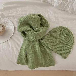 Ensemble écharpe et bonnet en tricot vert, set chaud d'hiver en laine douce.