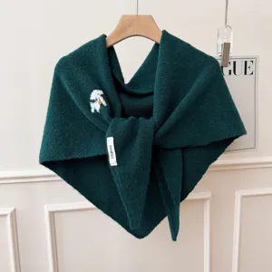 Écharpe châle en tricot mélange laine vert foncé, texture douillette et broderie fine.