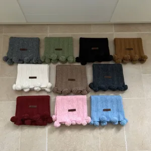 Écharpe chaude en tricot uni de style coréen pour femmes avec pompons et étiquette en cuir